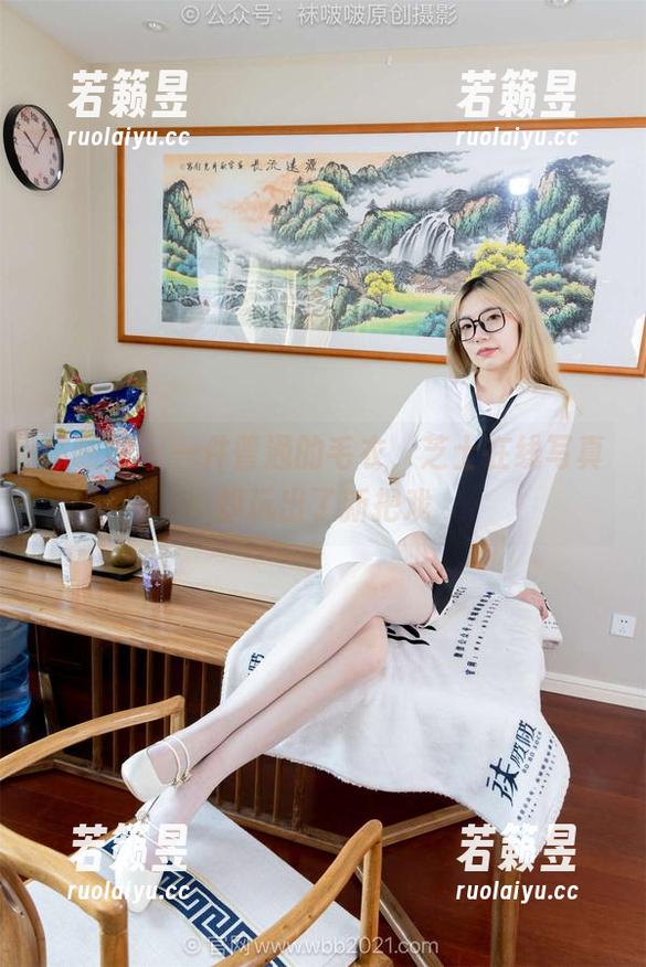 袜啵啵 - 一件普通的毛衣，芝士在线写真却玩出了新把戏