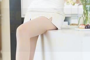 语画界 – 王馨瑶yanni带来的“女友”系列，悄悄更新了新图片，甭担心，她可不打扰你的派对！