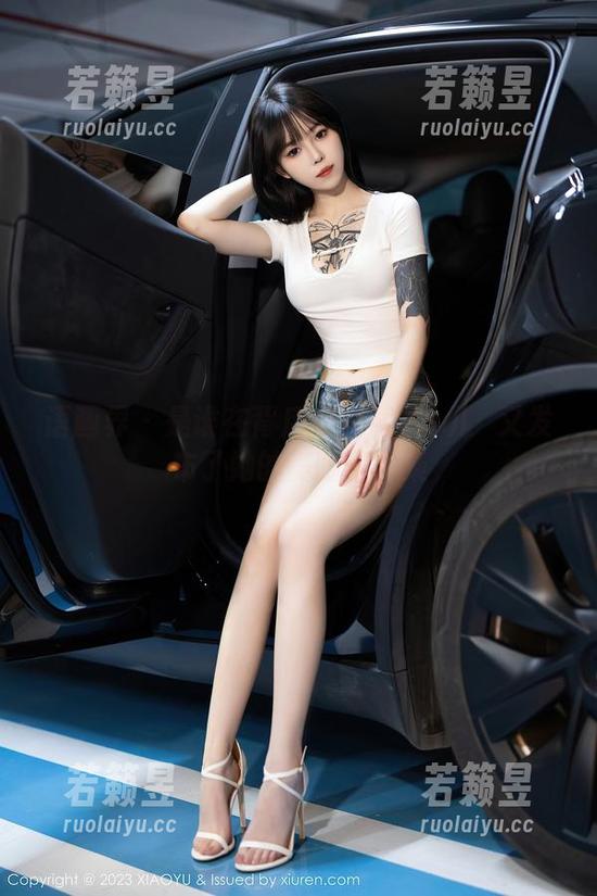 语画界 - 是谁在背后放大镜？玥儿玥又发布了她的美腿写真集