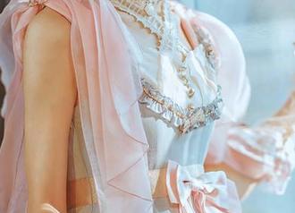 这组写真在陆卿卿kyokyo的“Lo娘”面前，谁都得乖乖投降，资源越多越好哟。