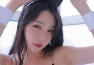 看！韩国CoCo在泳池的作品——喝水要讲求艺术！