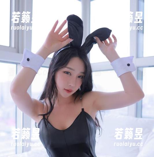 韩国CoCo 看!韩国CoCo在泳池的作品——喝水要讲求艺术!