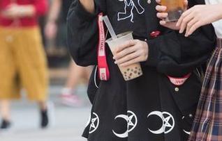 魔镜街拍 – 婷婷的粉裙日常工作如何穿出点趣？