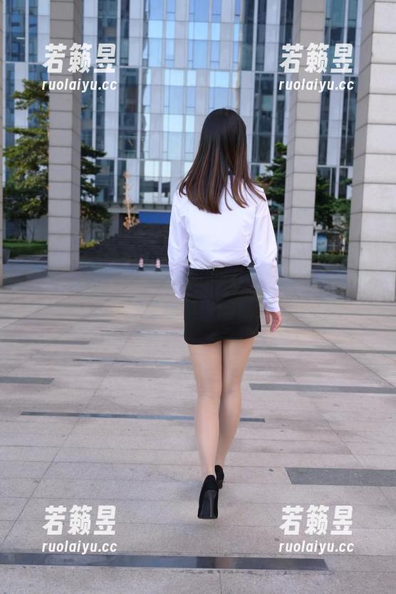 魔镜街拍 魔镜街拍:图片里的小姐姐,她穿的紧身裤到底是谁的错?